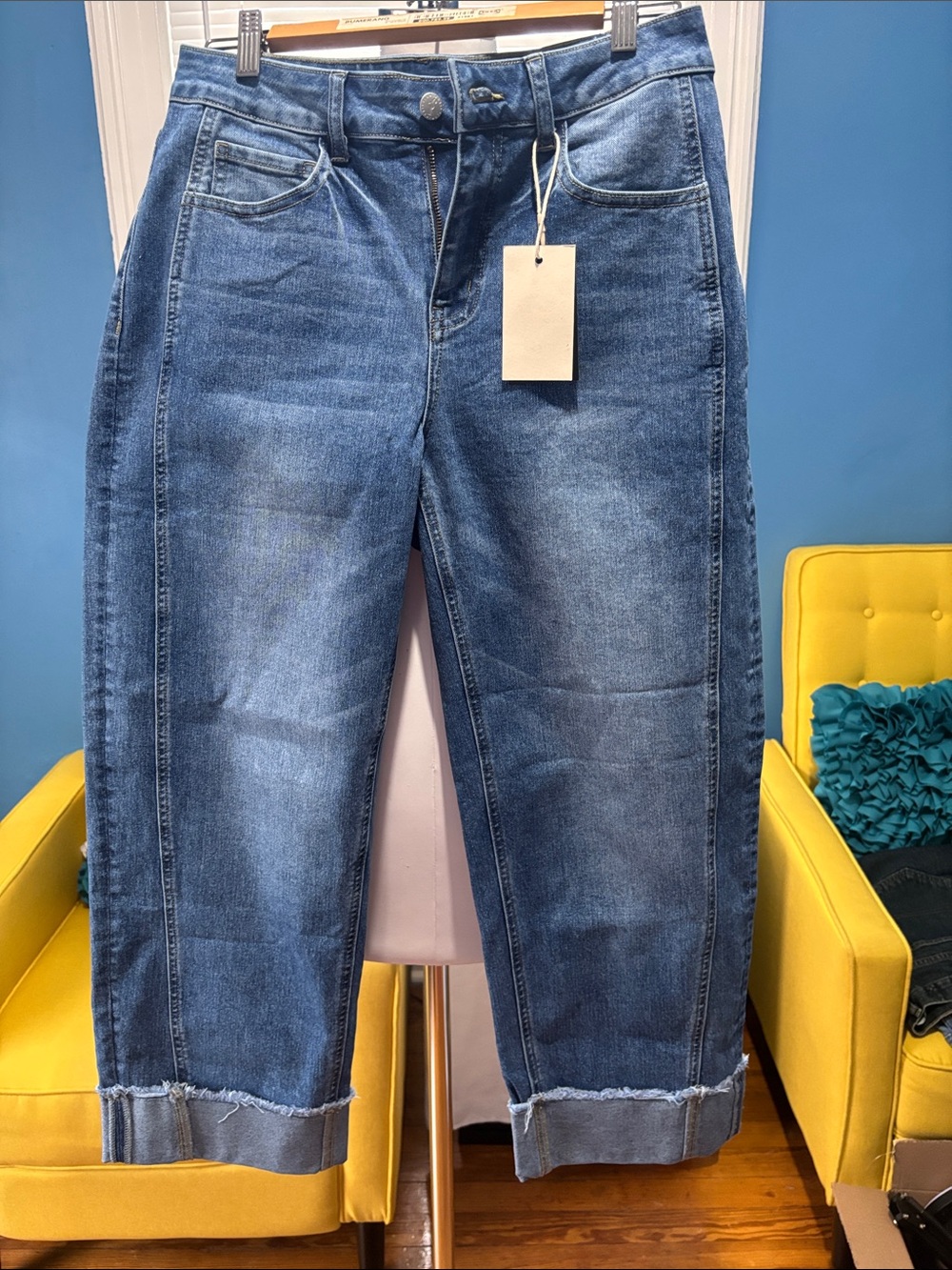Cropped Mid-Rise Denim Jeans in Medium Blue